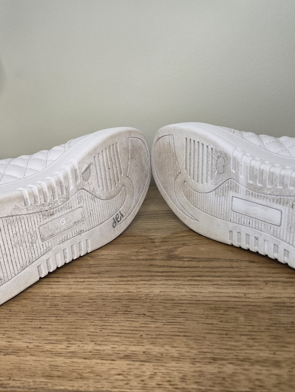 G by Guess Los Angeles White Quilted Sneakers Gold Accent Lace Charm Shoes - Picture 4 of 5